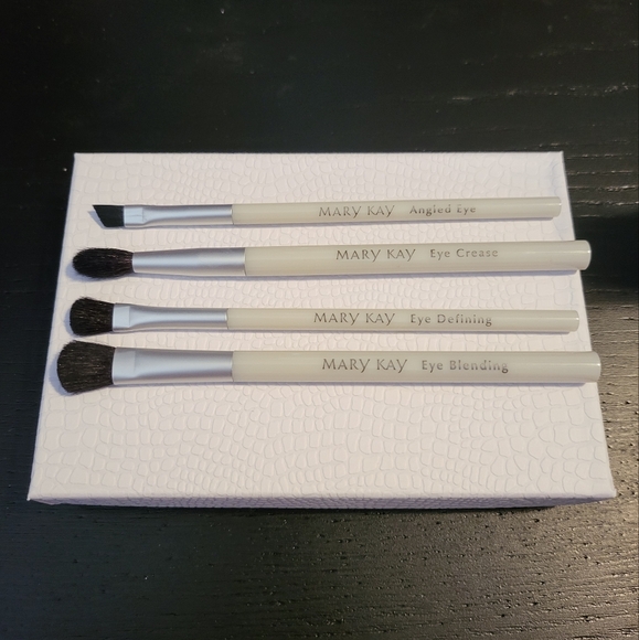 MK Silver Makeup Brush Set - Picture 3 of 5